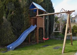 Spielturm_vorne_2.jpg