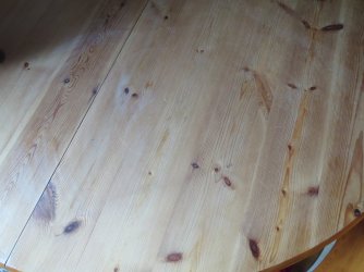 Tisch mit beschädigter Oberfläche.jpg