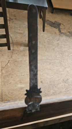 Eichentruhe_Detail_Schliessung_zwei_Rundzapfen_01.jpg