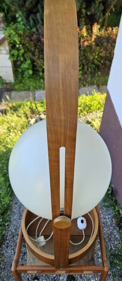 Stehlampe_Kugel_unten_02.jpg