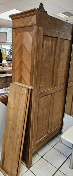 Nussbaum_Schrank_Einlegeboeden_auf_Zahnleisten_01.jpg