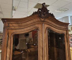 Nussbaum_Schrank_Glastuerenfront_00.jpg