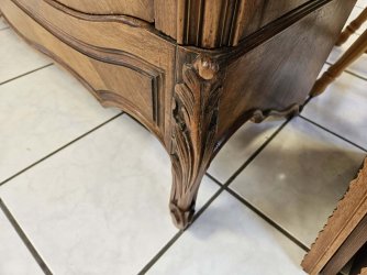 Nussbaum_Schrank_Sockel_Fuß_rechts_unten_01.jpg
