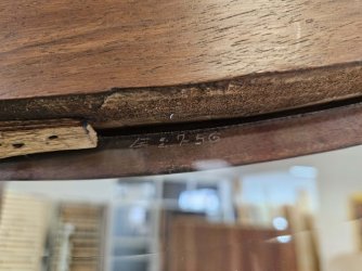 Nussbaum_Schrank_Glasfalz_oben_links_01.jpg