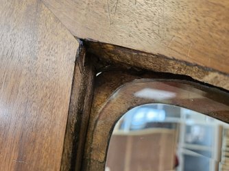 Nussbaum_Schrank_Glasfalz_oben_links_02.jpg