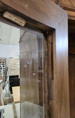 Nussbaum_Schrank_Glasfalz_oben_links_03.jpg