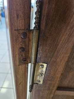 Nussbaum_Schrank_Lappenband_links_mitte_01.jpg