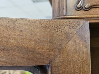 Nussbaum_Schrank_Schlitz_Zapfen_überfurniert_01.jpg