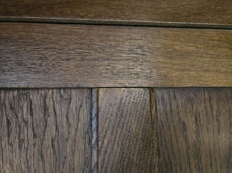 Nussbaum_Schrank_Rueckwand_innen_links_oben_01.jpg