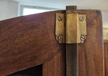 Nussbaum_Schrank_Flach-Stangen-Schloss_oben_rechts_01.jpg