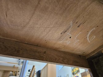 Nussbaum_Schrank_Sockelunterseite_01.jpg