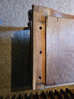 Nussbaum_Schrank_Sockelinnen_01.jpg