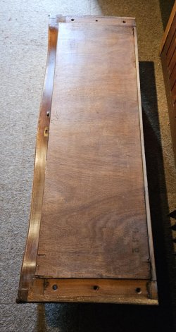 Nussbaum_Schrank_Sockelinnen_02.jpg
