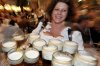 Oktoberfest-2012-Kellnerin-Helga-mit-elf-Mass-Bier.jpg