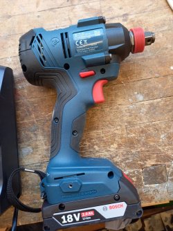 Drehschlagschrauber BOSCH Professional GDX 18V 180 Ladeger. LBOXX