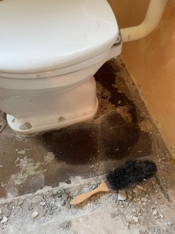 Toilette-undicht.jpg Toilette-undicht.jpg