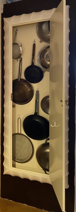 Pfannenschrank.jpg Pfannenschrank.jpg