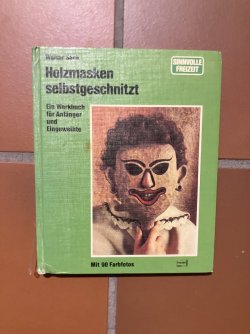 Buch über das Schnitzen von Holzmasken