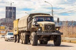 73980675-khabarovsk-russland-28-april-2016-ural-russisches-militär-weg-von-der-straße-6x6-lkw-...jpg