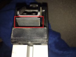 Im roten Rechteck seht ihr das Metalldreieck, das ich abgeschraubt habe