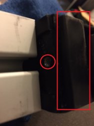 Hier sieht man den Plastikfuß (im roten Rechteck) und das vorgebohrte Loch (im roten Kreis)