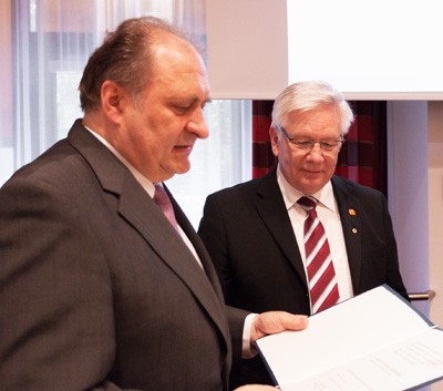 Konrad Steininger bekommt Handwerkszeichen in Gold, verliehen von ZDH-Präsident Wollseifer